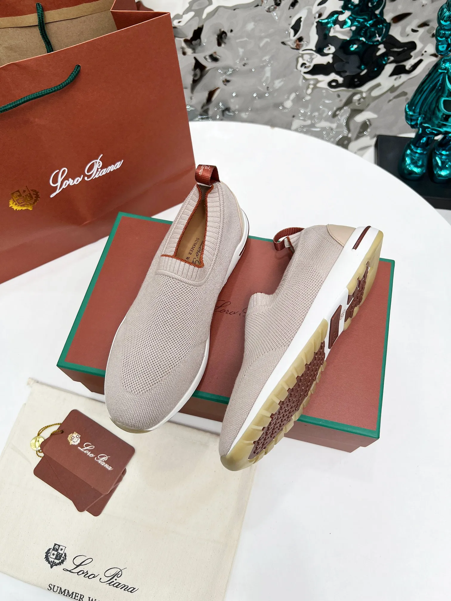 👟👟Ex-factory price 440👟👟 Men’s size +10 🧨🧨🧨Loropiana’s new board is online! This product is made of imported nylon velvet and developed from original boards. It is light, comfortable and breathable, and is suitable for all seasons. Size: 35-41, (Note: 35 and 41 are not returnable or exchangeable),